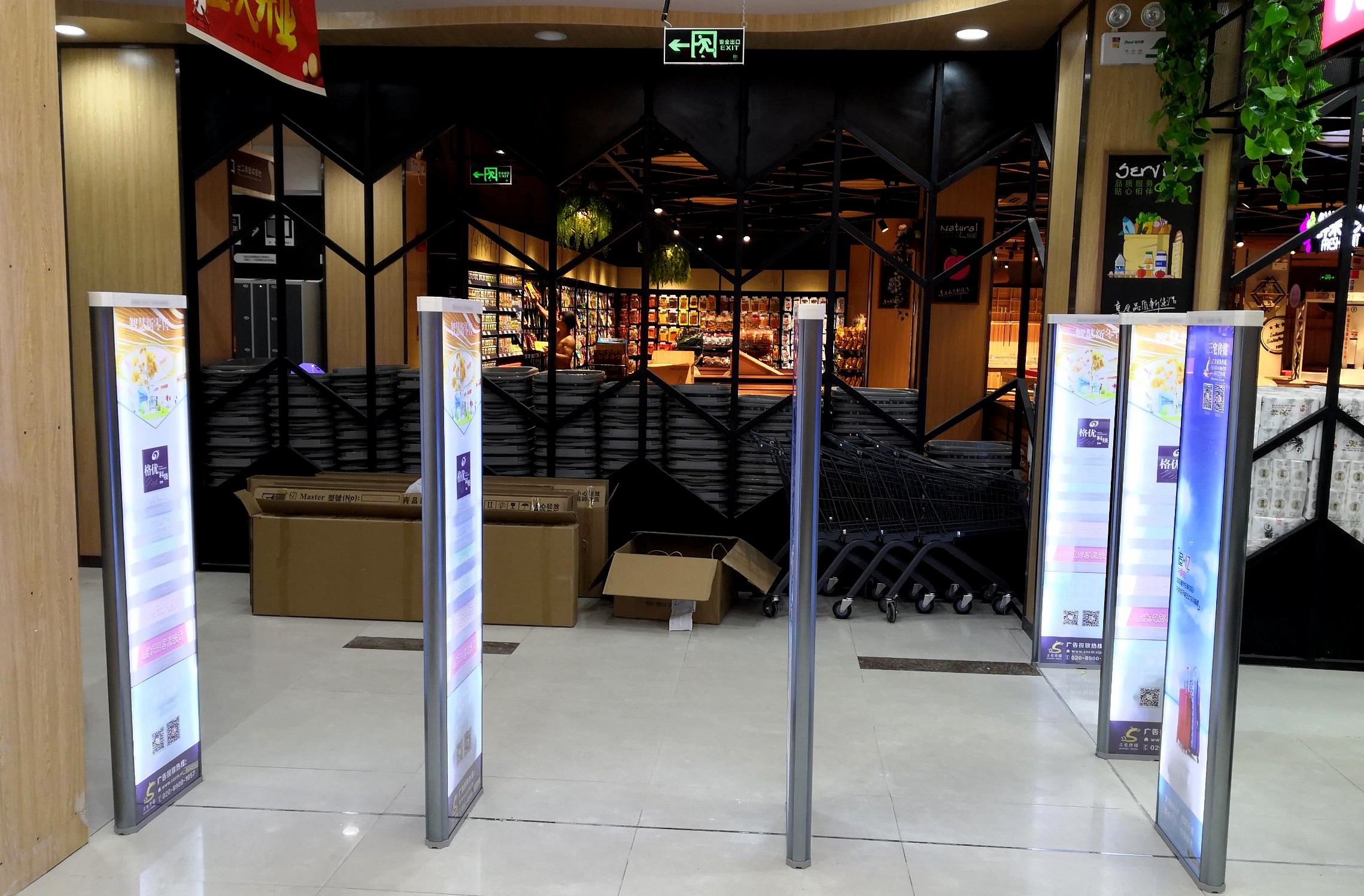 A店：东莞市察布镇泉塘社区兴隆新街30号  世纪华联（新福地百货）